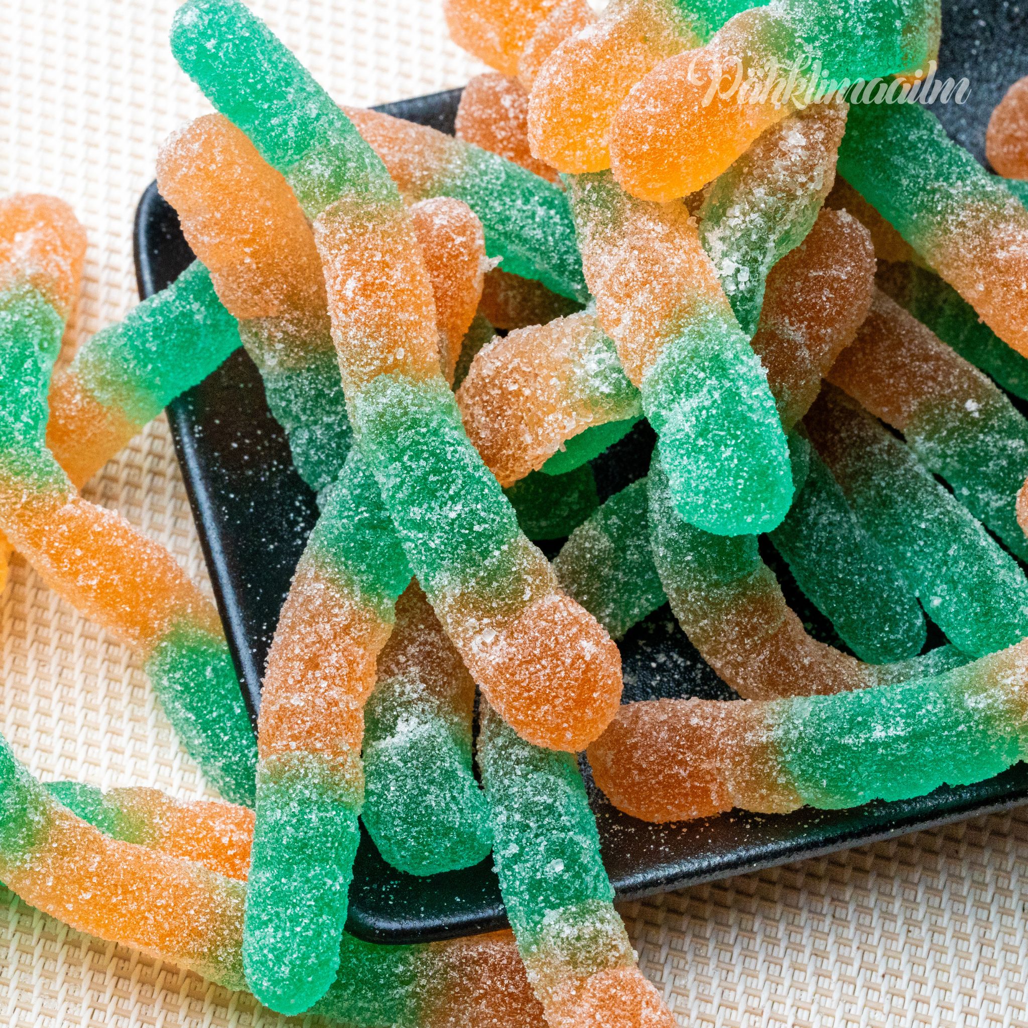 Kummikommid Närimiskummi maitselised suhkruga kaetud ussikesed, 1 kg